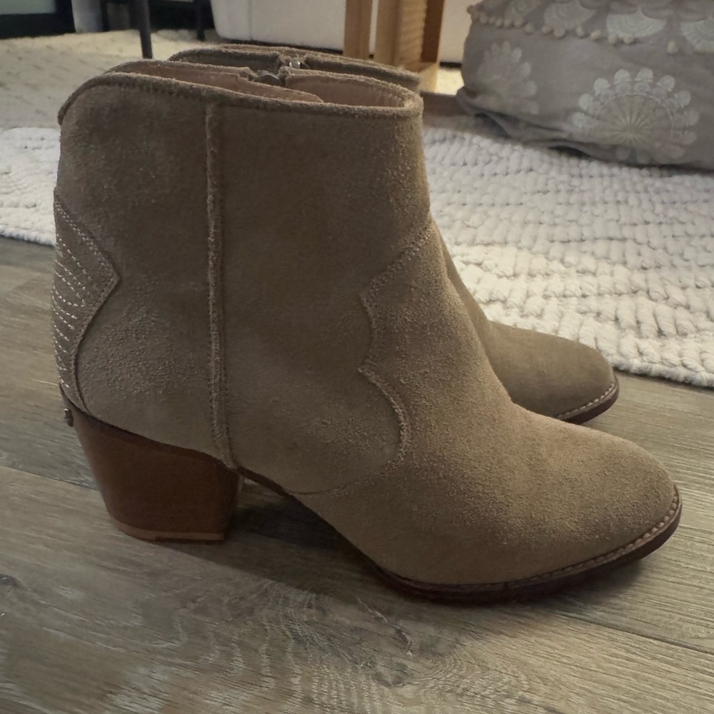 Zadig & Voltaire 
Suede Beige Western Boots